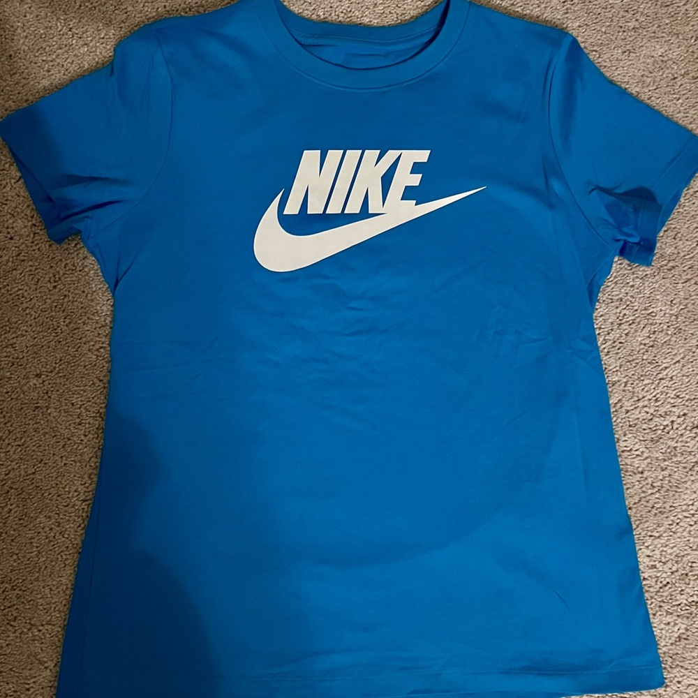 NWOT Never Worn Nike Essential Laser Blue T. Womens Medium (shorts not included)
